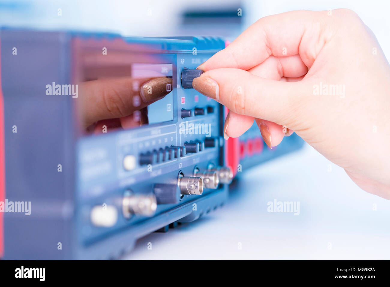 Utilizzando apparecchiature di prova elettroniche. Foto Stock