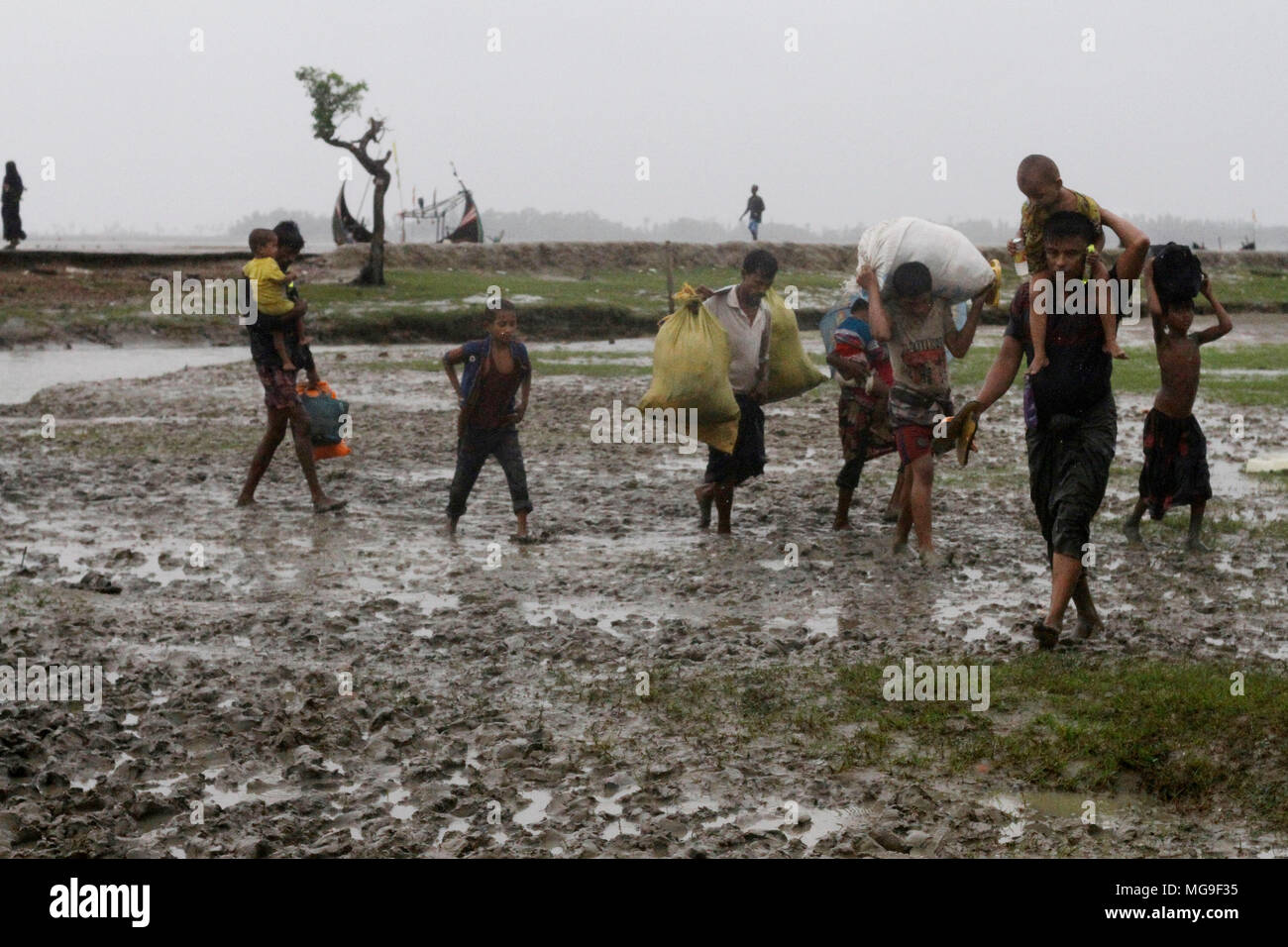 Bangladesh: Rohingya di rifugiati in fuga dall'operazione militare in Myanmar è stato di Rakhine, inserito il territorio del Bangladesh a rifugiarsi in Cox bazar, Bangladesh il 28 settembre 2017. Più di mezzo milione di rifugiati Rohingyas dal Myanmar è stato di Rakhine, avere le croci in Bangladesh dal mese di agosto 25, 2017 secondo l ONU. Il militare di Myanmar la più recente campagna contro l'Rohingyas iniziato dopo l'attacco su più posti di polizia in stato di Rakhine. © Rehman Asad/Alamy Stock Photo Foto Stock