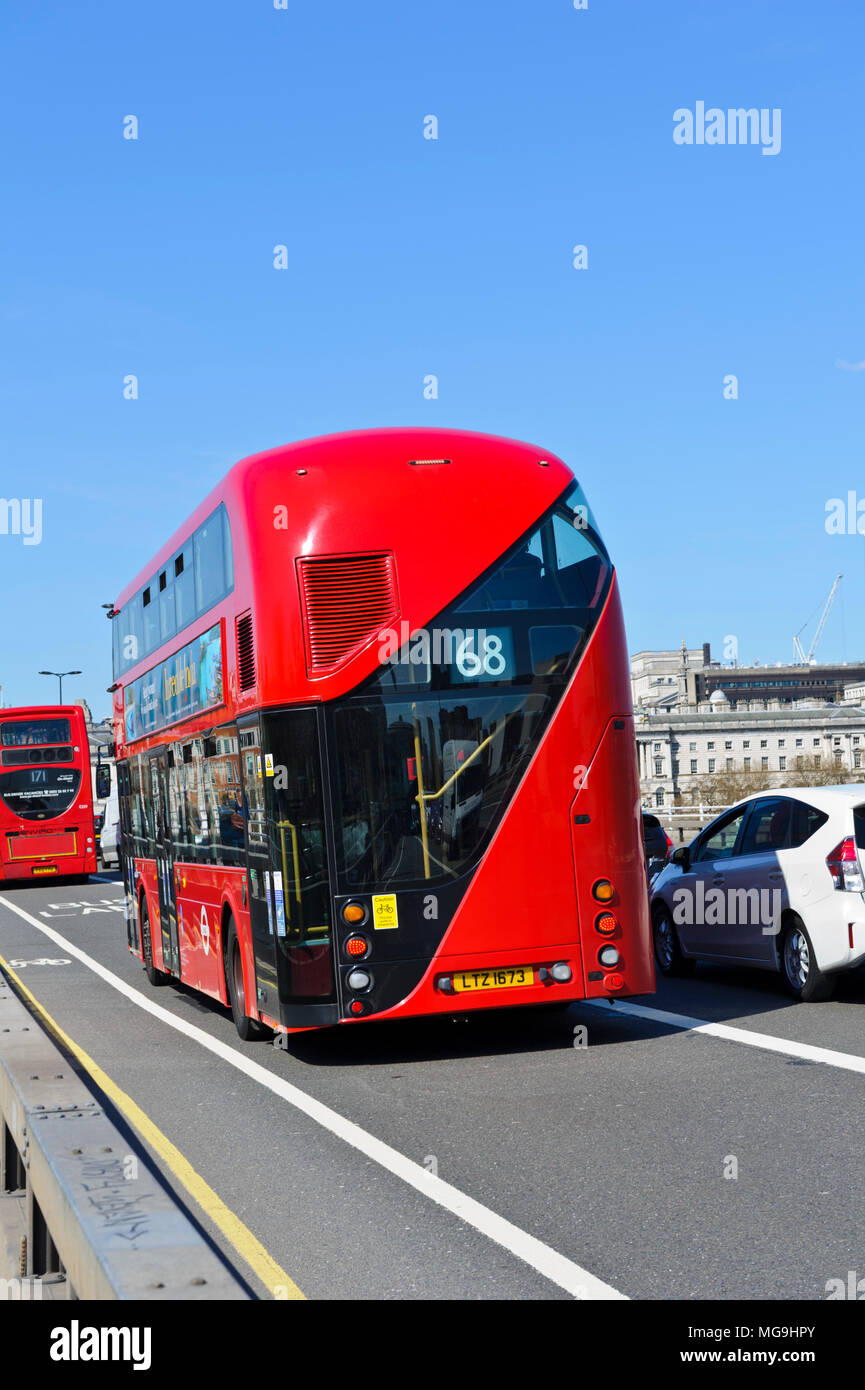 Un britannico red double decker bus, London, England, Regno Unito Foto Stock