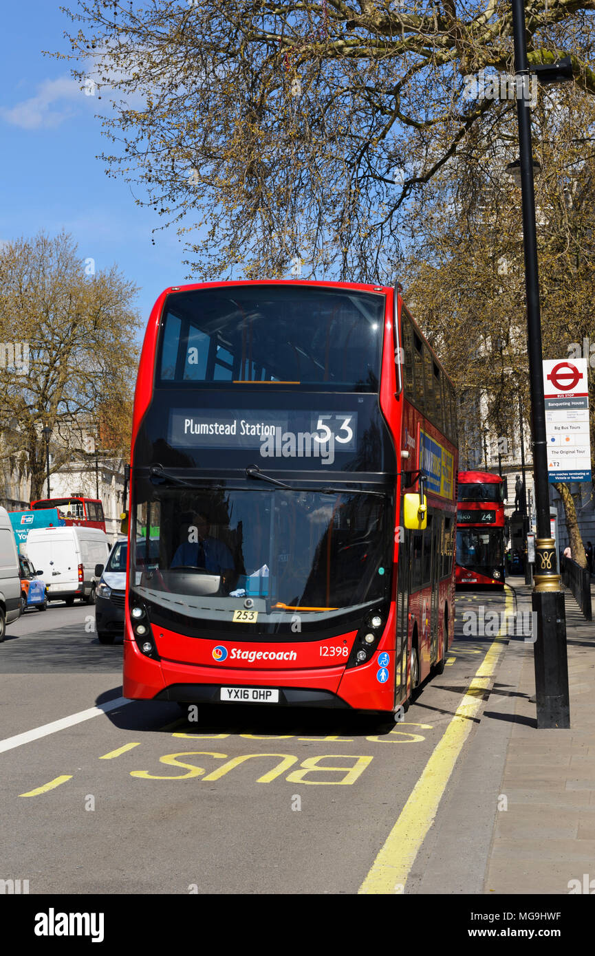 Un britannico red double decker bus, London, England, Regno Unito Foto Stock
