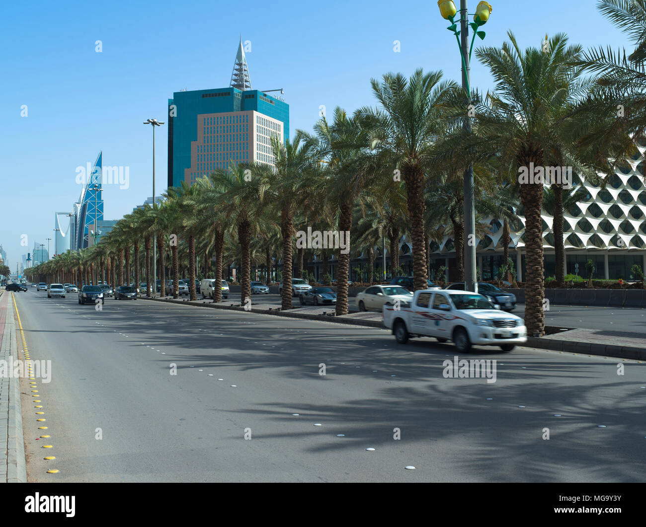 Traffico leggero su King Fahad Road nelle prime ore del mattino in Riyadh, Arabia Saudita, 26-04-2018 Foto Stock