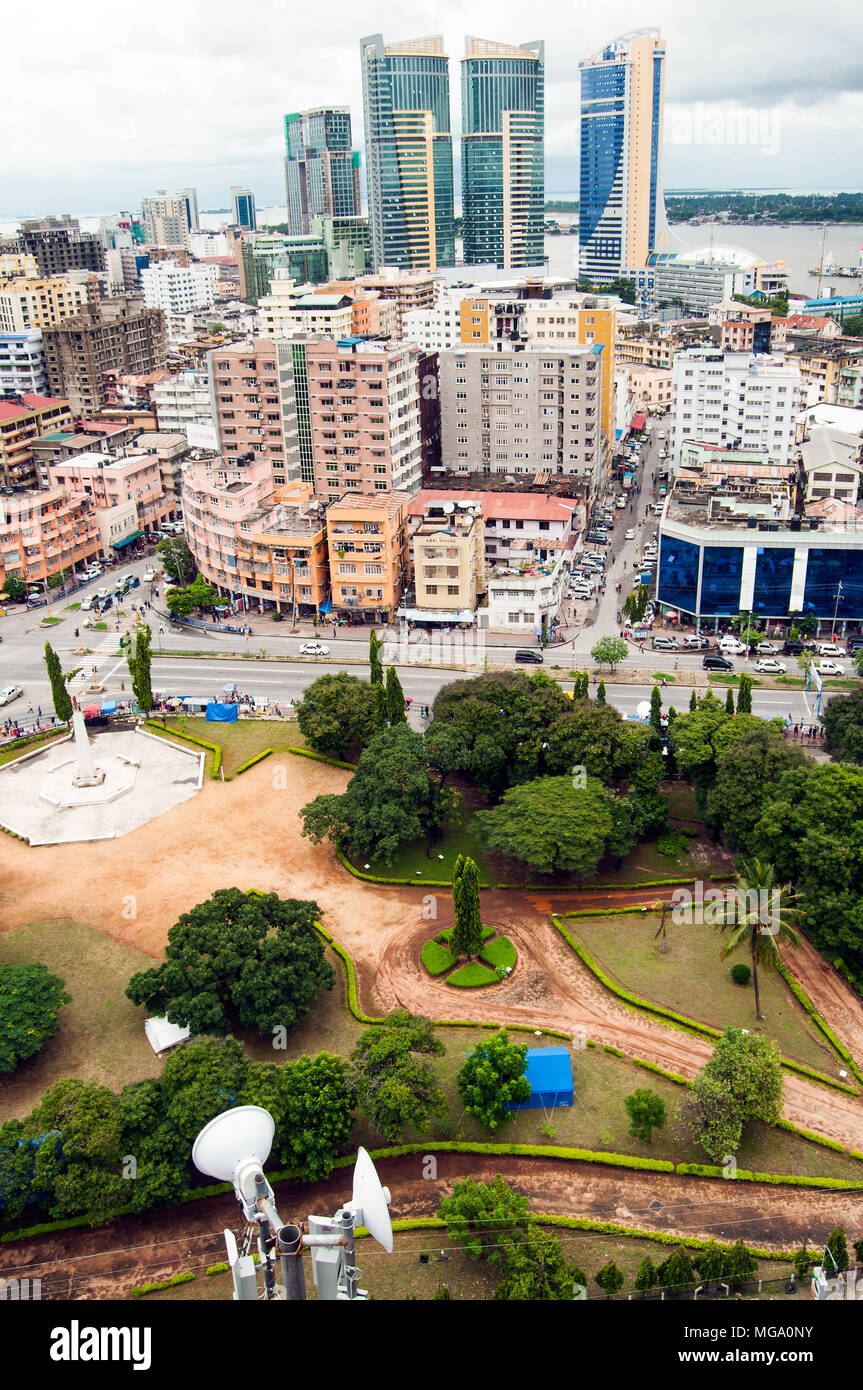 Vista aerea del CBD guardando a nord-est attraverso Uhuro Park e Bibi Titi Mohammed Street, Dar es Salaam, Tanzania Foto Stock