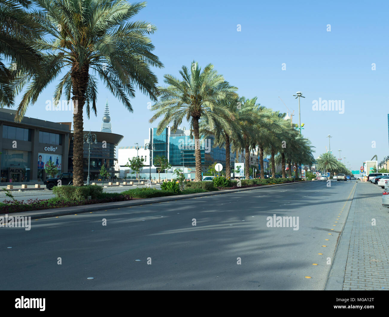 Traffico leggero su Tahlia Street nelle prime ore del mattino causata da obbligatoria reinstradamenti come parte della costruzione della metropolitana di progetto in Riyadh, Arabia Saudita, 26- Foto Stock