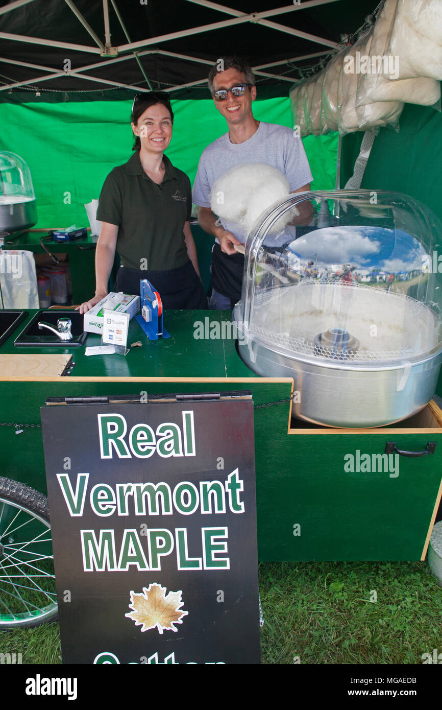 Ritratto di due proprietari di piccole aziende all'interno delle loro cotone candy stand Foto Stock