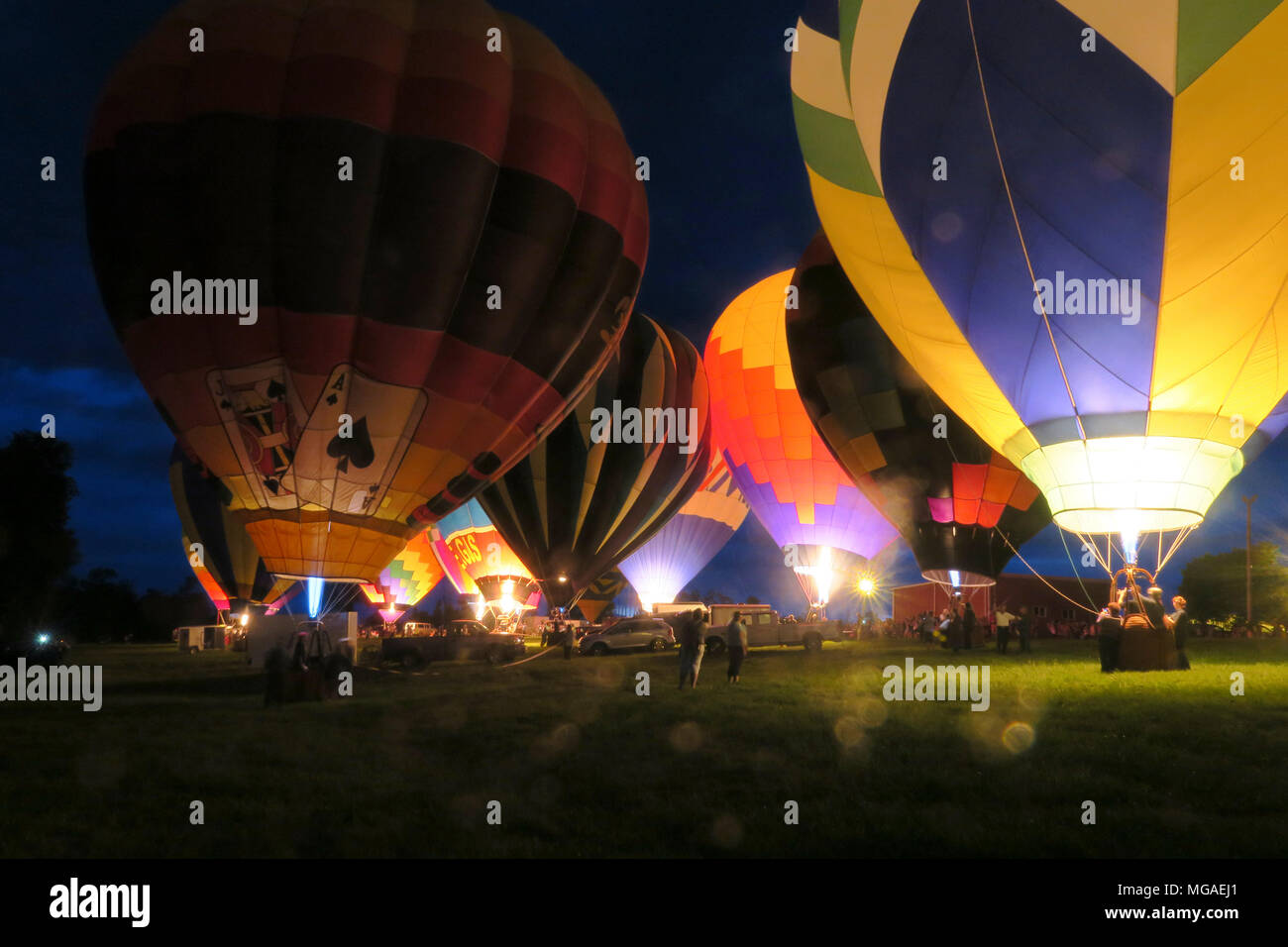 Mongolfiera glow con fiamme a Connecticut balloon festival sera bagliore a palloncino Foto Stock