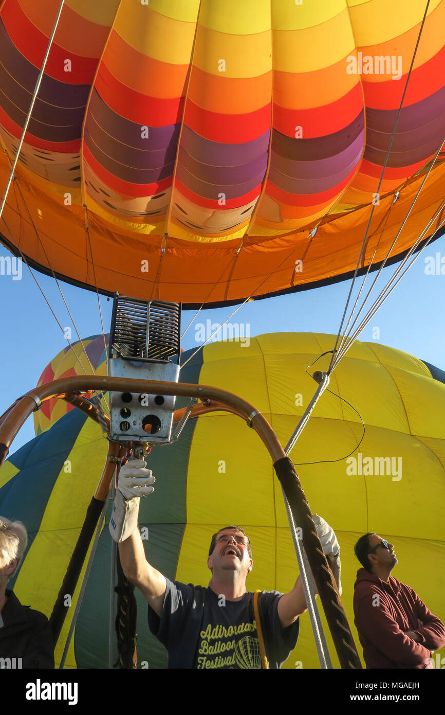 Entusiasta pilota a palloncino sempre pronto a lanciare il suo gonfiati in mongolfiera ad aria calda a Connecticut balloon festival Foto Stock