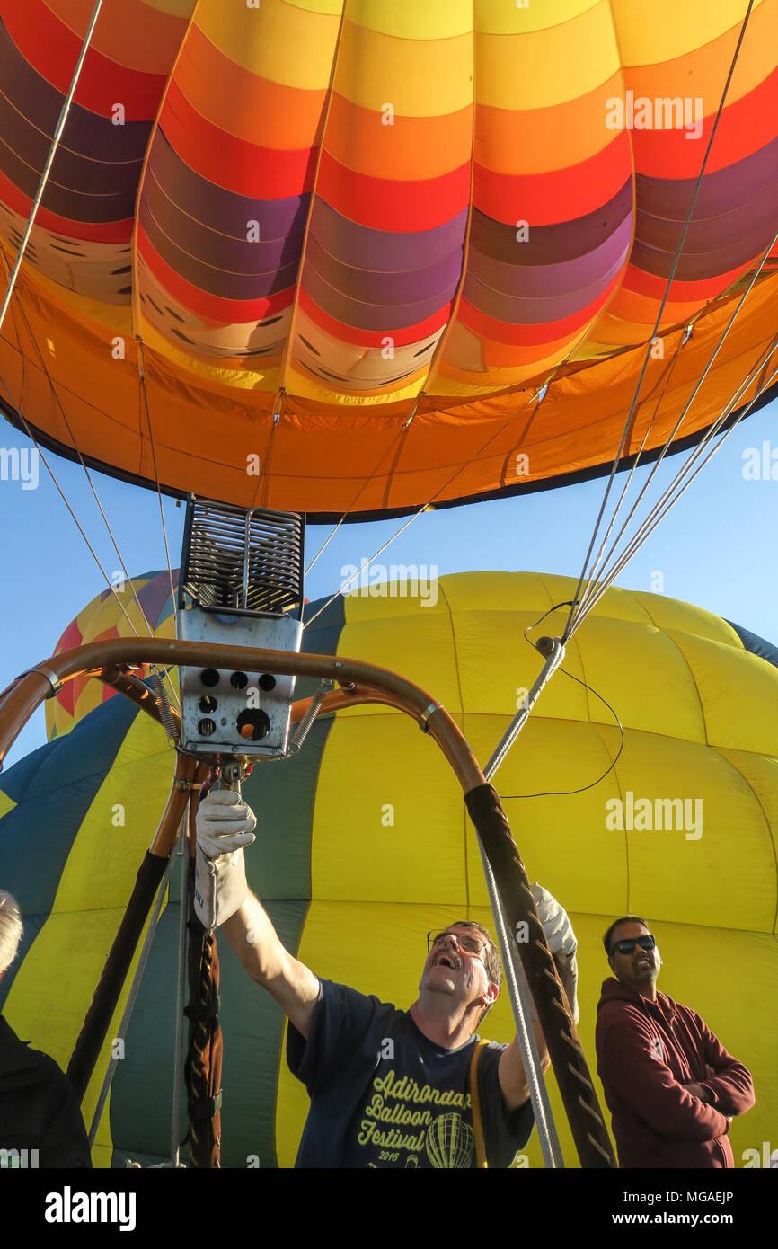 Entusiasta pilota a palloncino sempre pronto a lanciare il suo gonfiati in mongolfiera ad aria calda a Connecticut balloon festival Foto Stock
