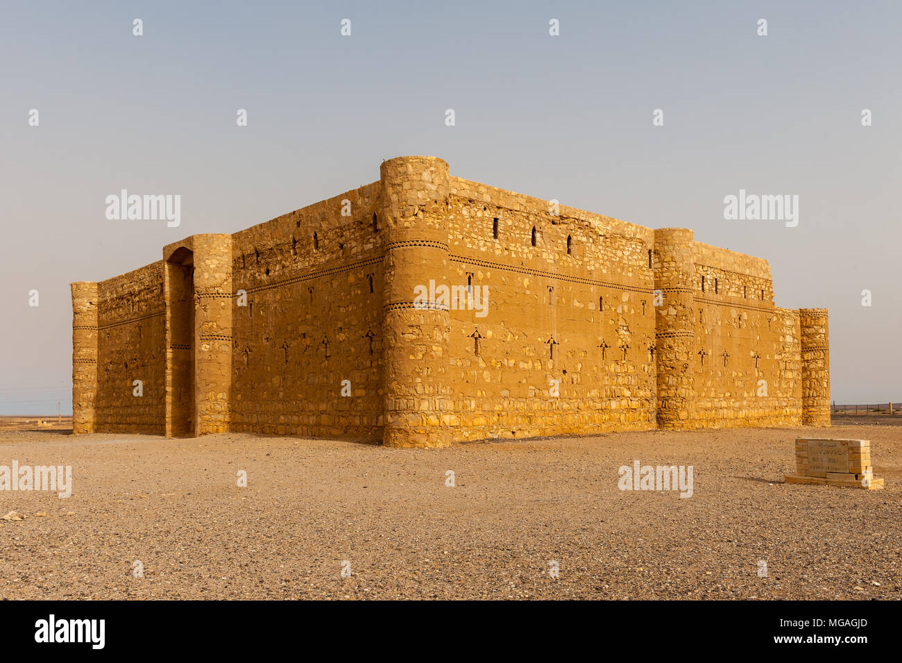 Qasr Kharana, uno dei più noti dei castelli del deserto orientale in Giordania Foto Stock
