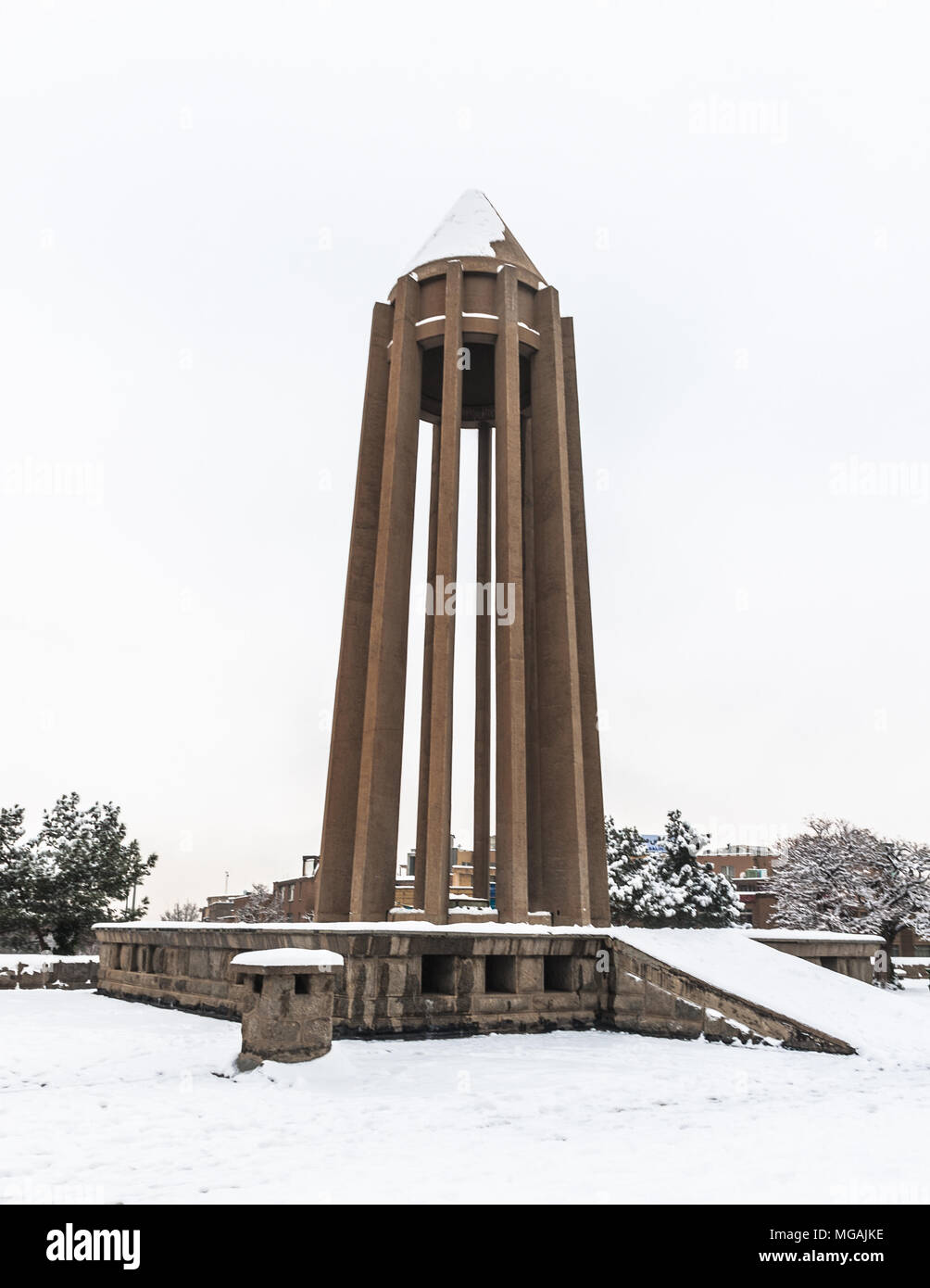 Abu Ibun Sina o Avicenna Mauseleum, Hamedan, Iran. Abu Ibun Sina era un polymath persiano, che ha scritto quasi 450 opere su una vasta gamma di argomenti Foto Stock