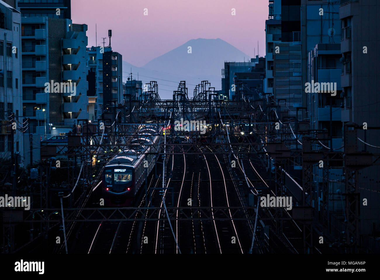 La Keio Line e Mt.Fuji, Vicino stazione Hatagaya, Shibuya-Ku, Tokyo, Giappone Foto Stock