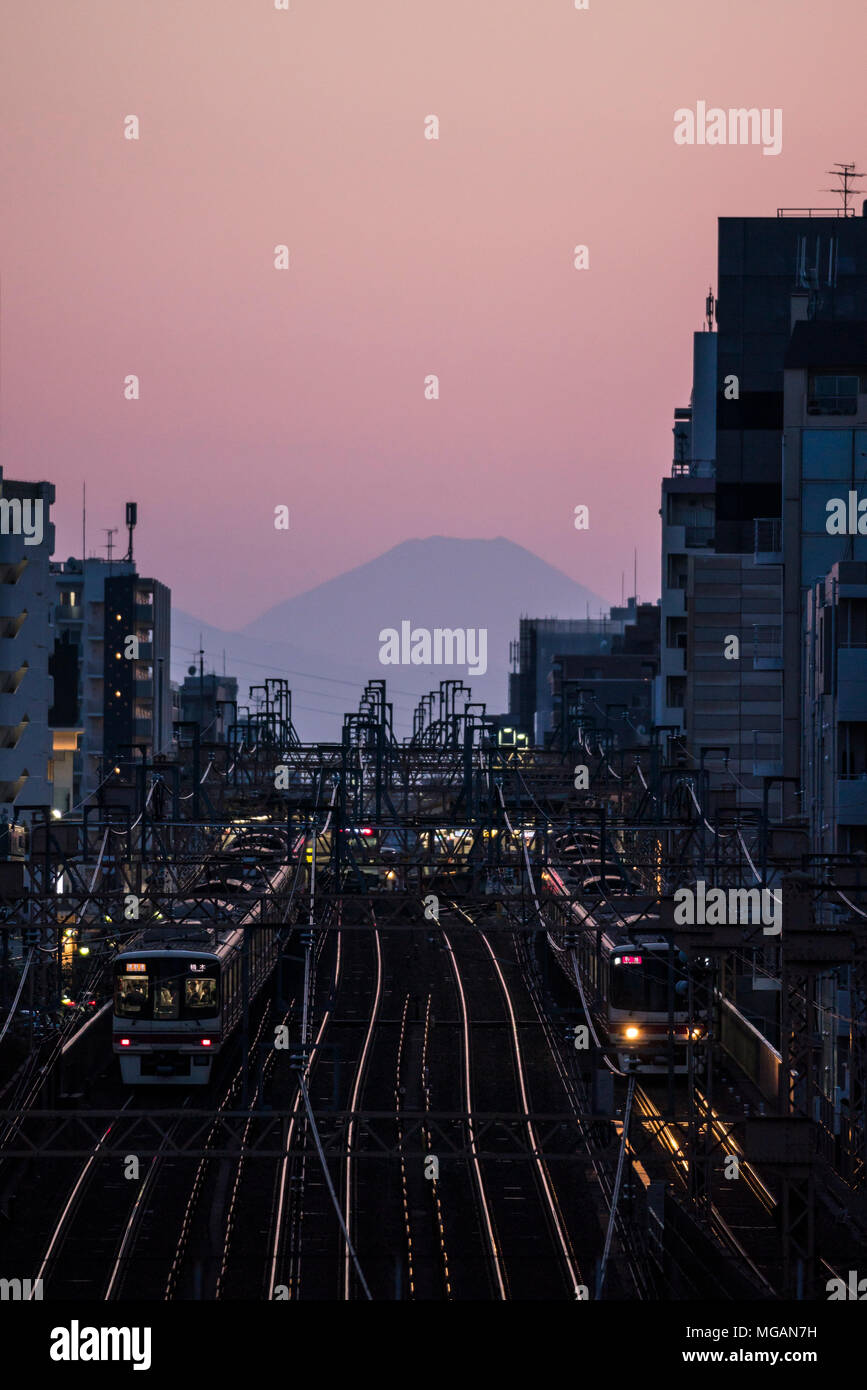 La Keio Line e Mt.Fuji, Vicino stazione Hatagaya, Shibuya-Ku, Tokyo, Giappone Foto Stock