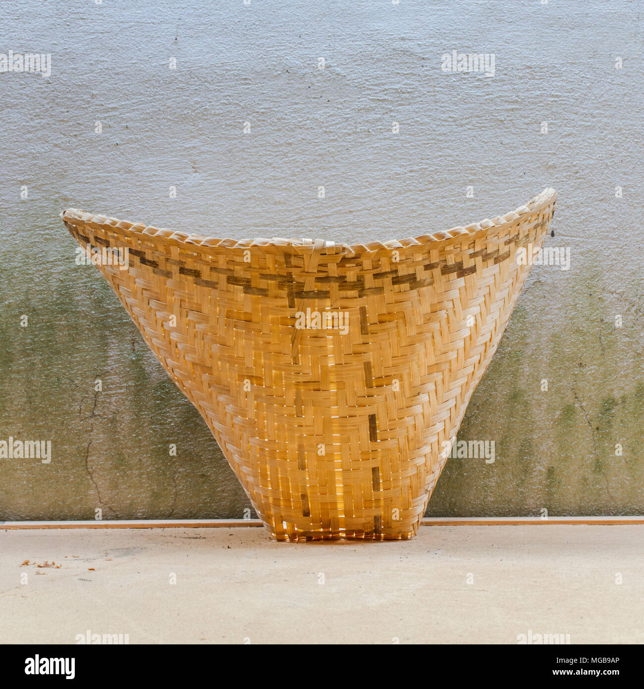 Thai Bamboo vaporizzatore, coccio sistema di cottura a vapore su sfondo a parete Foto Stock