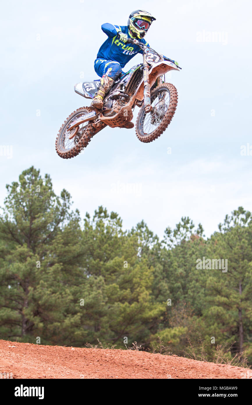 Un cavaliere ottiene airborne dopo andando oltre un salto in una gara di motocross al Scrubndirt via il 3 dicembre 2016 in Monroe, GA. Foto Stock