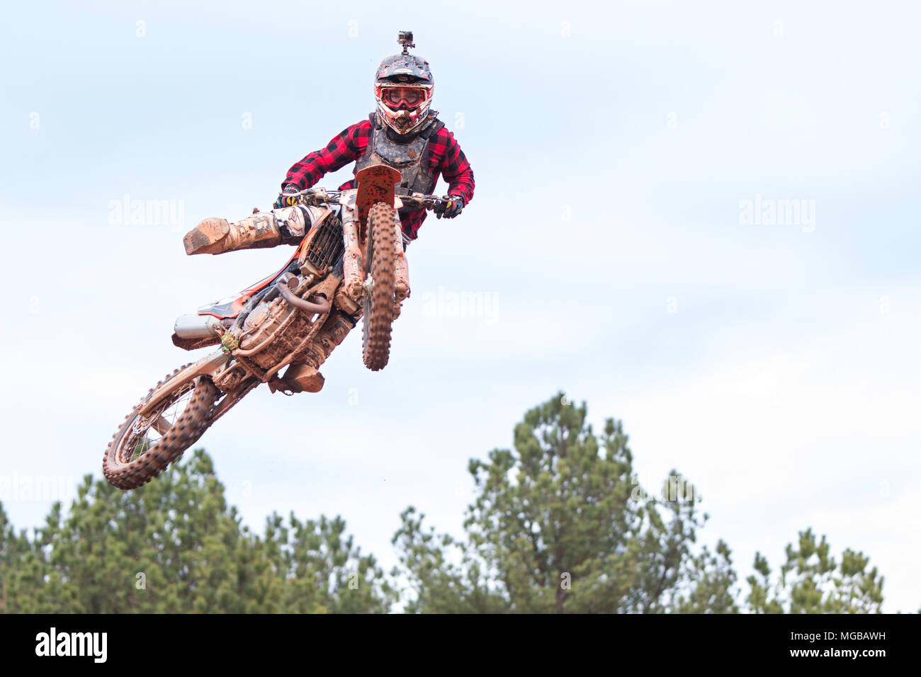 Un cavaliere pone in midair dopo andando oltre un salto in una gara di motocross al Scrubndirt via il 3 dicembre 2016 in Monroe, GA. Foto Stock