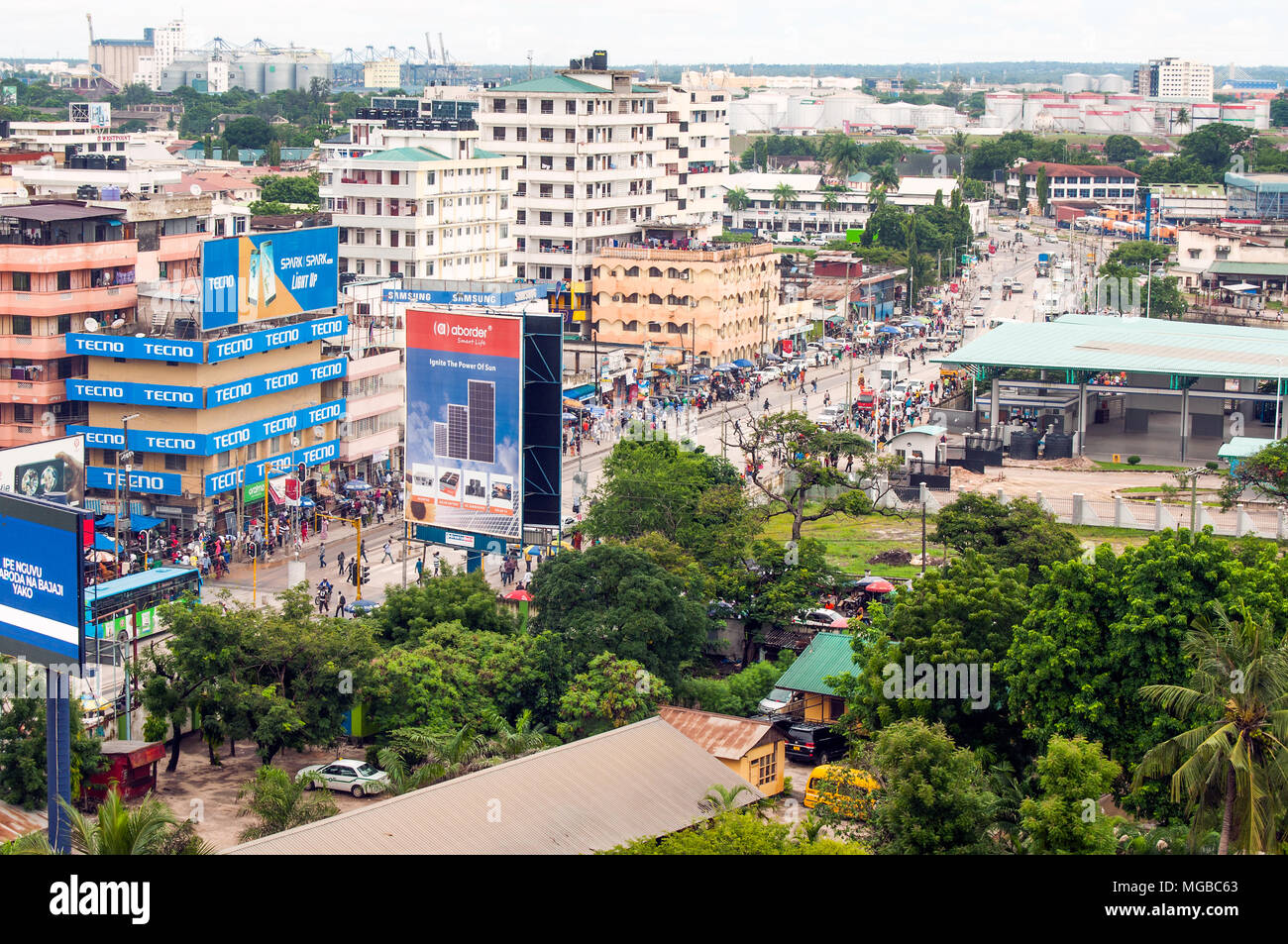 Vista aerea di Msimbazi Street e Kariakoo guardando a sud-est, Dar es Salaam, Tanzania Foto Stock