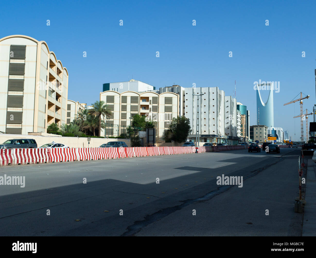 Traffico leggero su Olaya Street nelle prime ore del mattino causata da obbligatoria reinstradamenti come parte della costruzione della metropolitana di progetto in Riyadh, Arabia Saudita, 26-0 Foto Stock