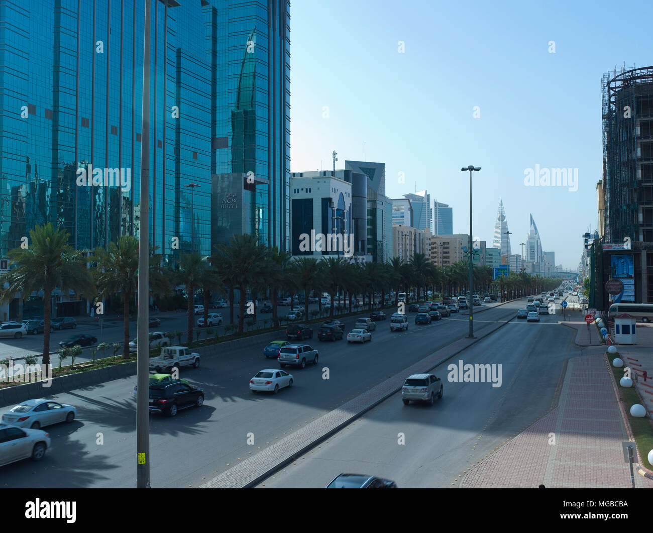 Questo aprile solo circa un milione di lavoratori stranieri che hanno lasciato in Arabia Saudita per il bene, il che spiega questo traffico leggero su King Fahad Road all'inizio del Foto Stock