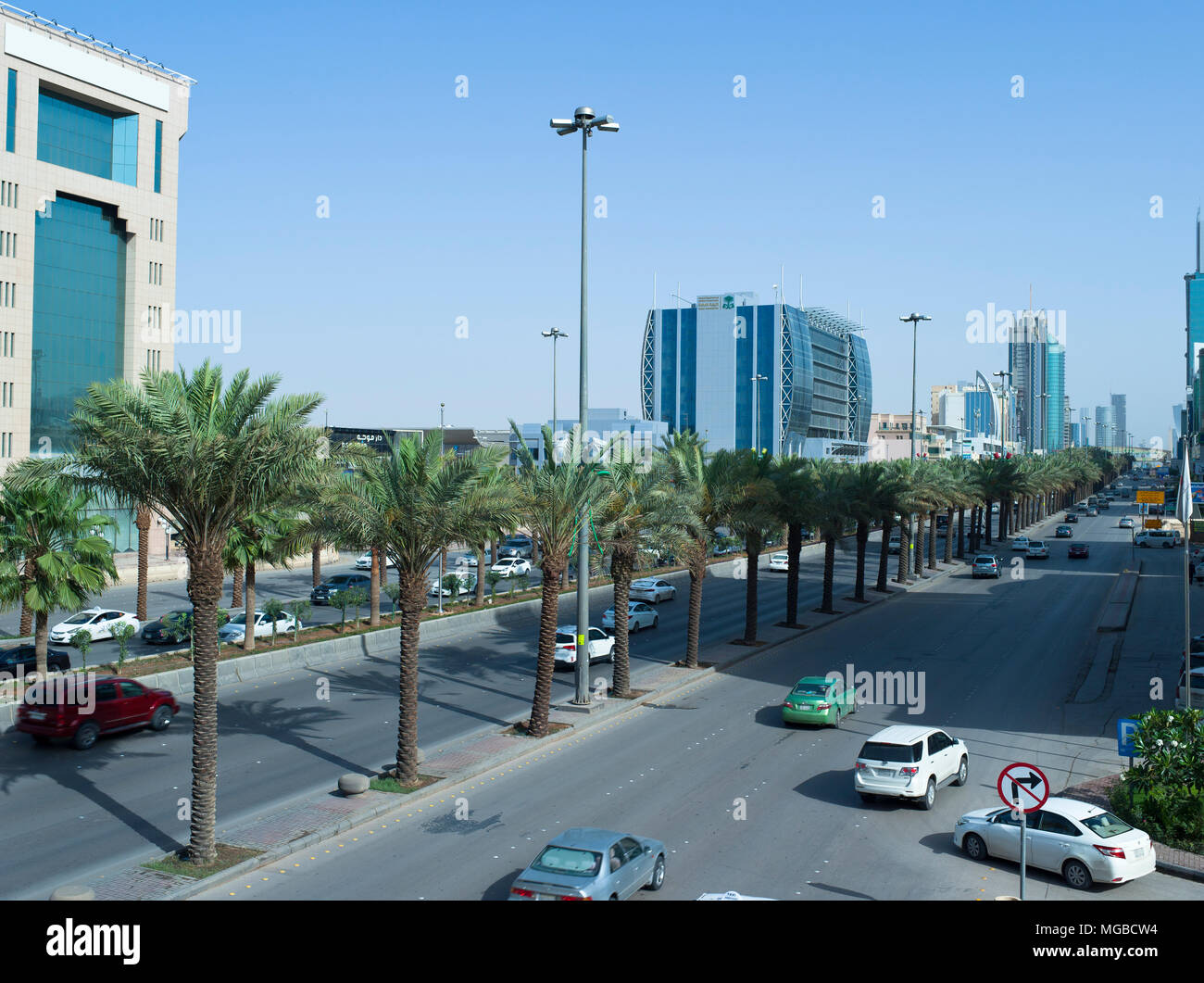 Questo aprile solo circa un milione di lavoratori stranieri che hanno lasciato in Arabia Saudita per il bene, il che spiega questo traffico leggero su King Fahad Road all'inizio del Foto Stock