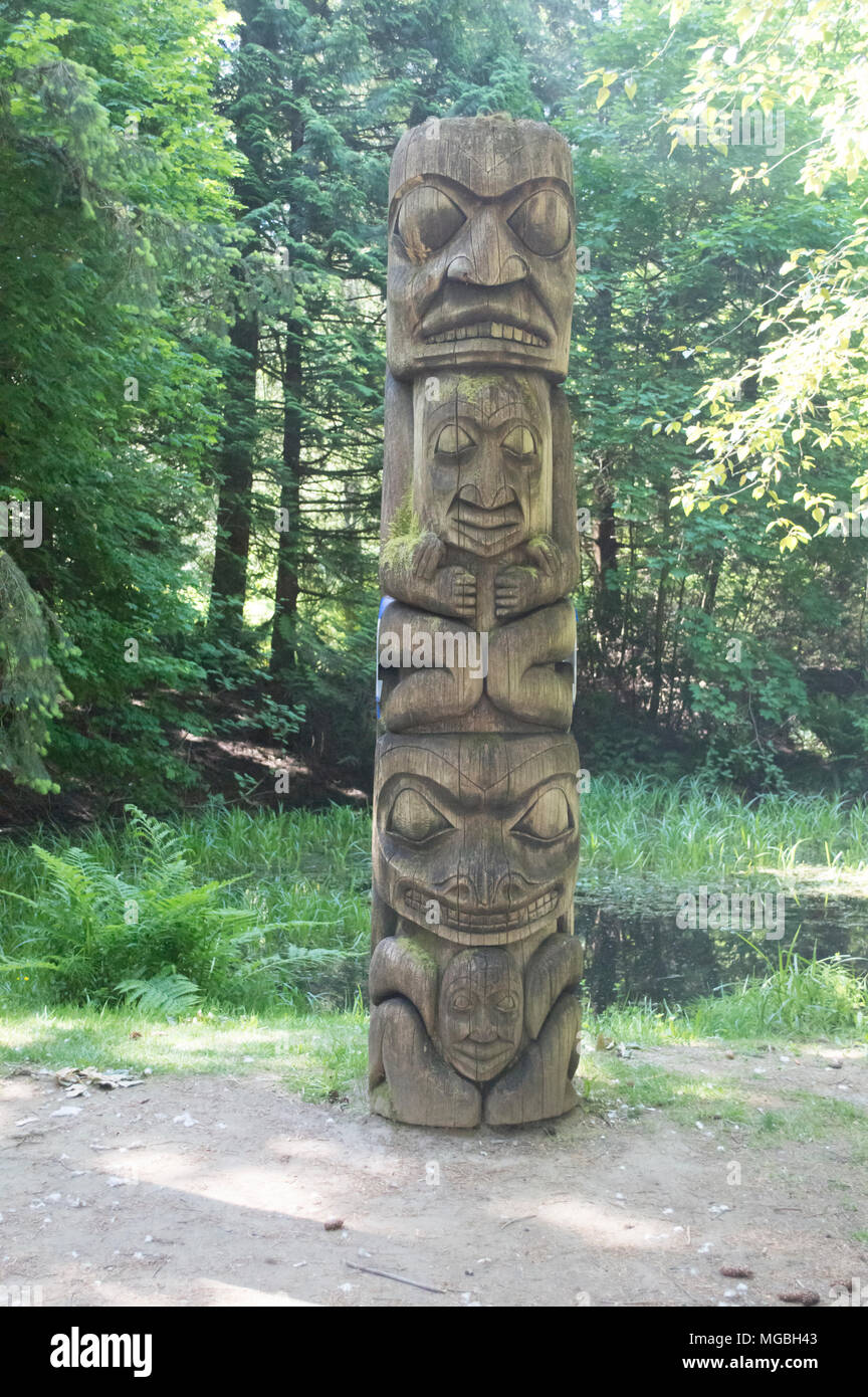 Le tre teste del totem pole nel mezzo dell'Alaska Foto Stock