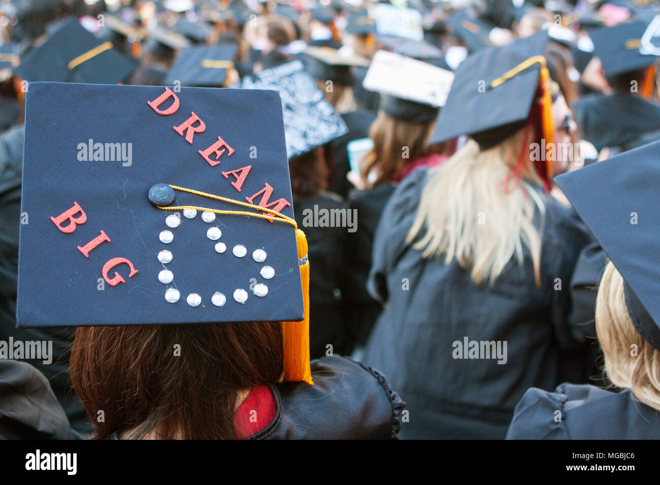 Una Università della Georgia graduate indossa un mortaio di bordo che dice "sogno grande' alla attività di graduazione il 13 maggio 2016 ad Atene, GA. Foto Stock