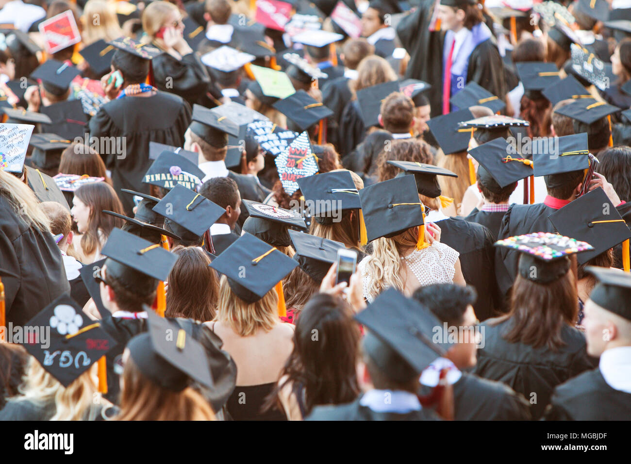 Università della Georgia laureati indossando le loro schede di Malta si riuniscono come si preparano per attività di graduazione il 13 maggio 2016 ad Atene, GA. Foto Stock