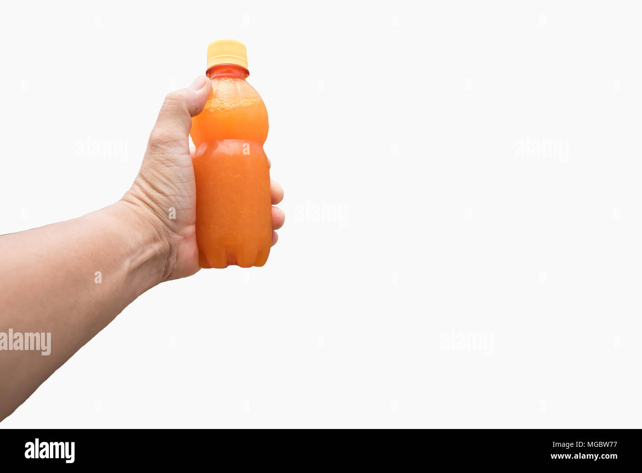 Il succo di arancia in mano su sfondo bianco Foto Stock