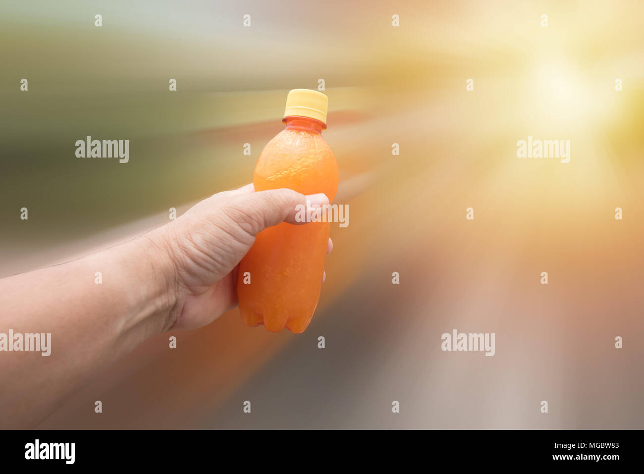 Mano di succo d'arancia per un sano Foto Stock