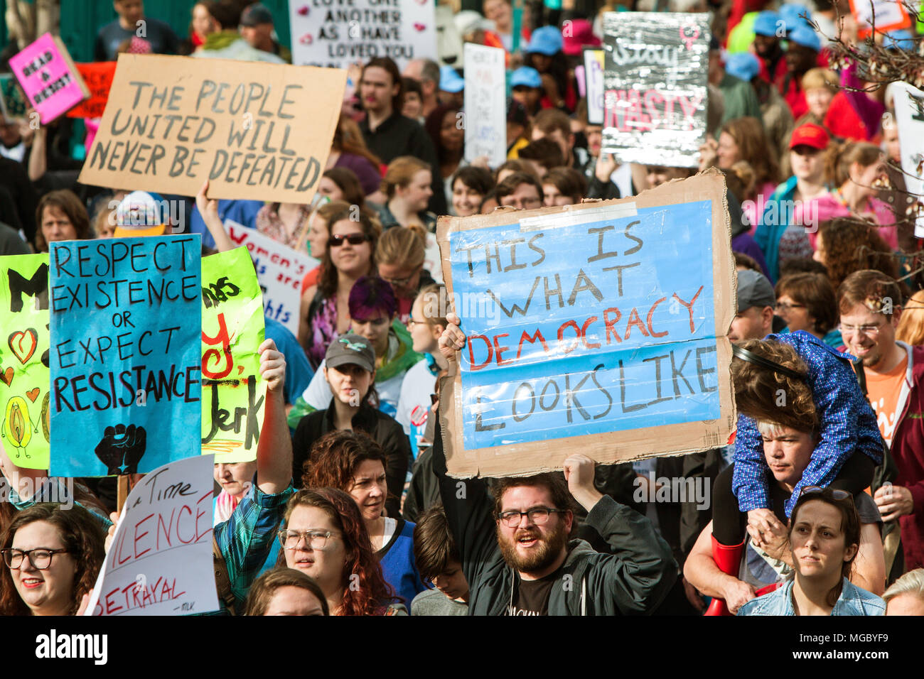 Diversi manifestanti tenere cartelli, camminando con migliaia in Atlanta marzo per la giustizia sociale e per le donne il 21 gennaio 2016 ad Atlanta, GA. Foto Stock