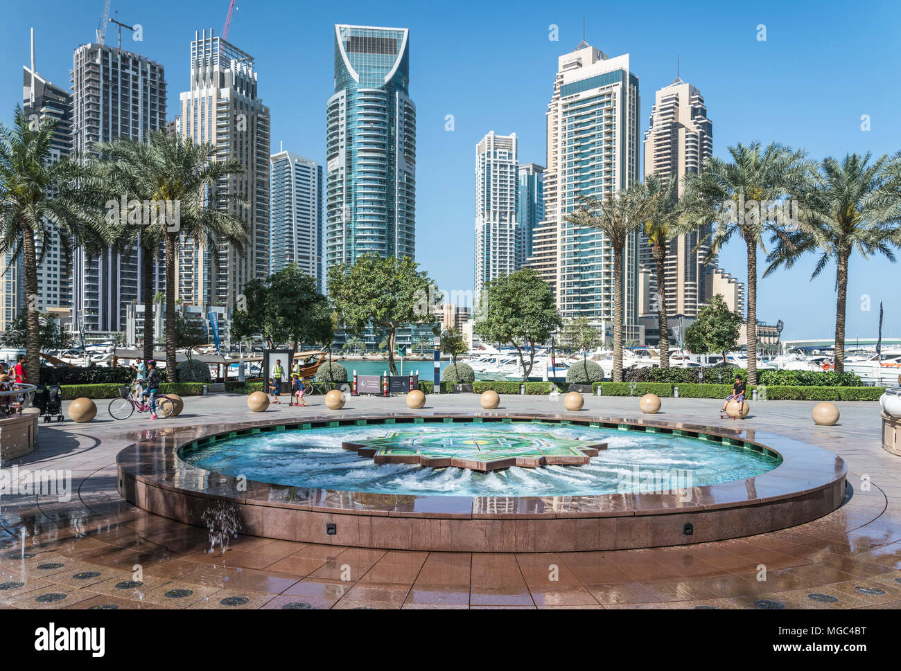 Un decorativo fontana di acqua nella marina di Dubai, UAE, Medio Oriente. Foto Stock