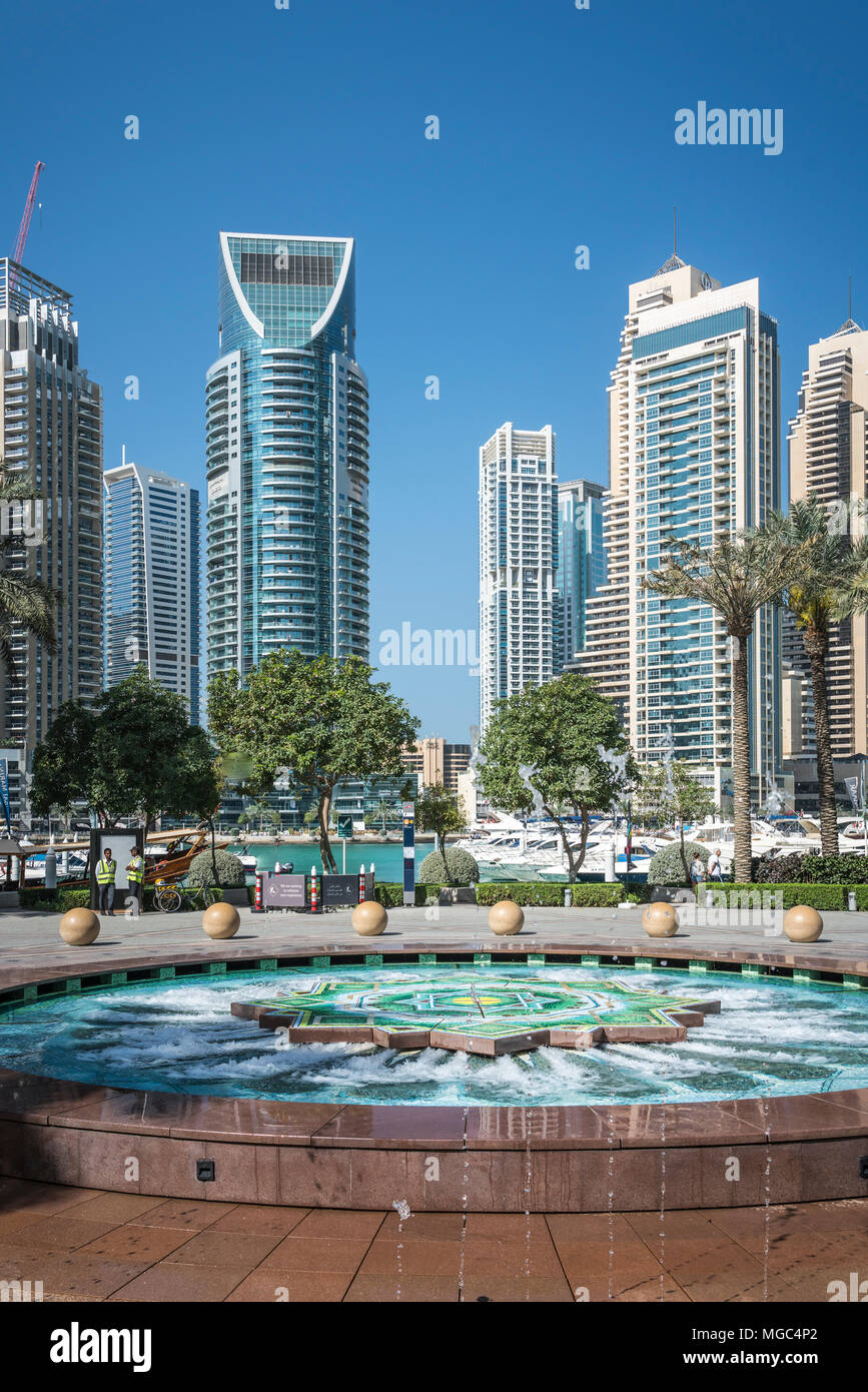 Un decorativo fontana di acqua nella marina di Dubai, UAE, Medio Oriente. Foto Stock
