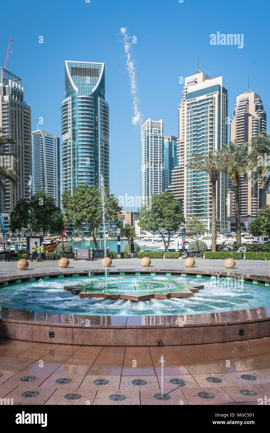Un decorativo fontana di acqua nella marina di Dubai, UAE, Medio Oriente. Foto Stock