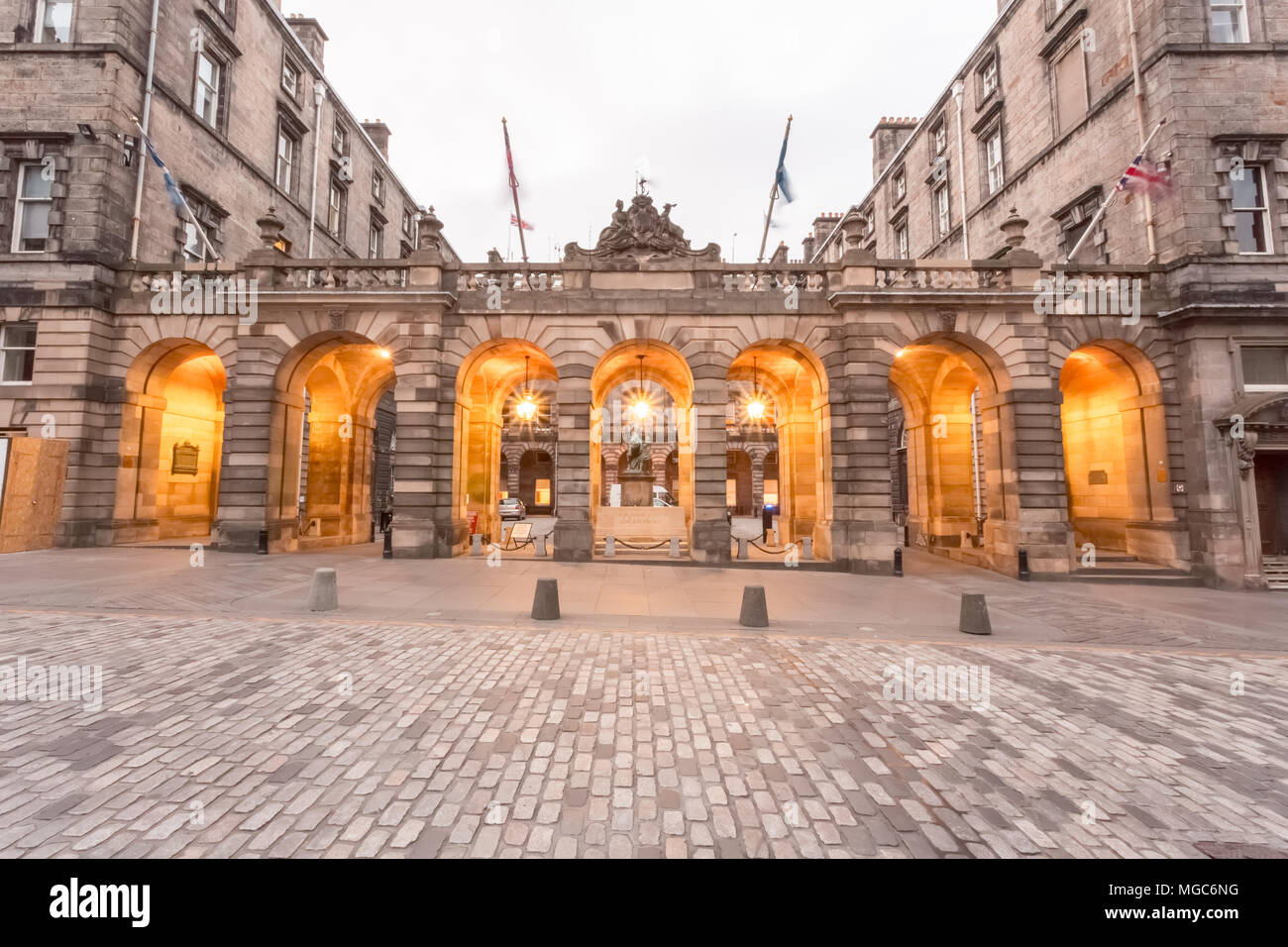 Edimburgo/SCOZIA - 21 Maggio 2015: Come il sole tramonta ad Edimburgo, in Scozia la City Chambers edificio diventa illuminata sul Royal Mile. Foto Stock