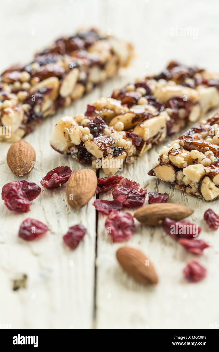 Barrette di cereali con dadi e cranberrys Foto Stock