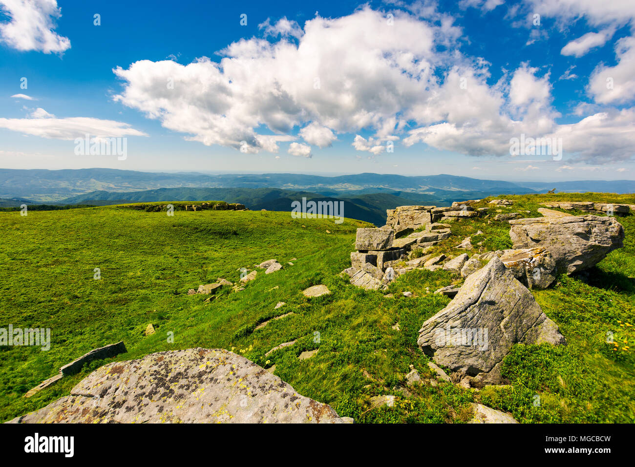 Enormi massi sul bordo della collina. bel tempo in estate paesaggio di montagna Foto Stock