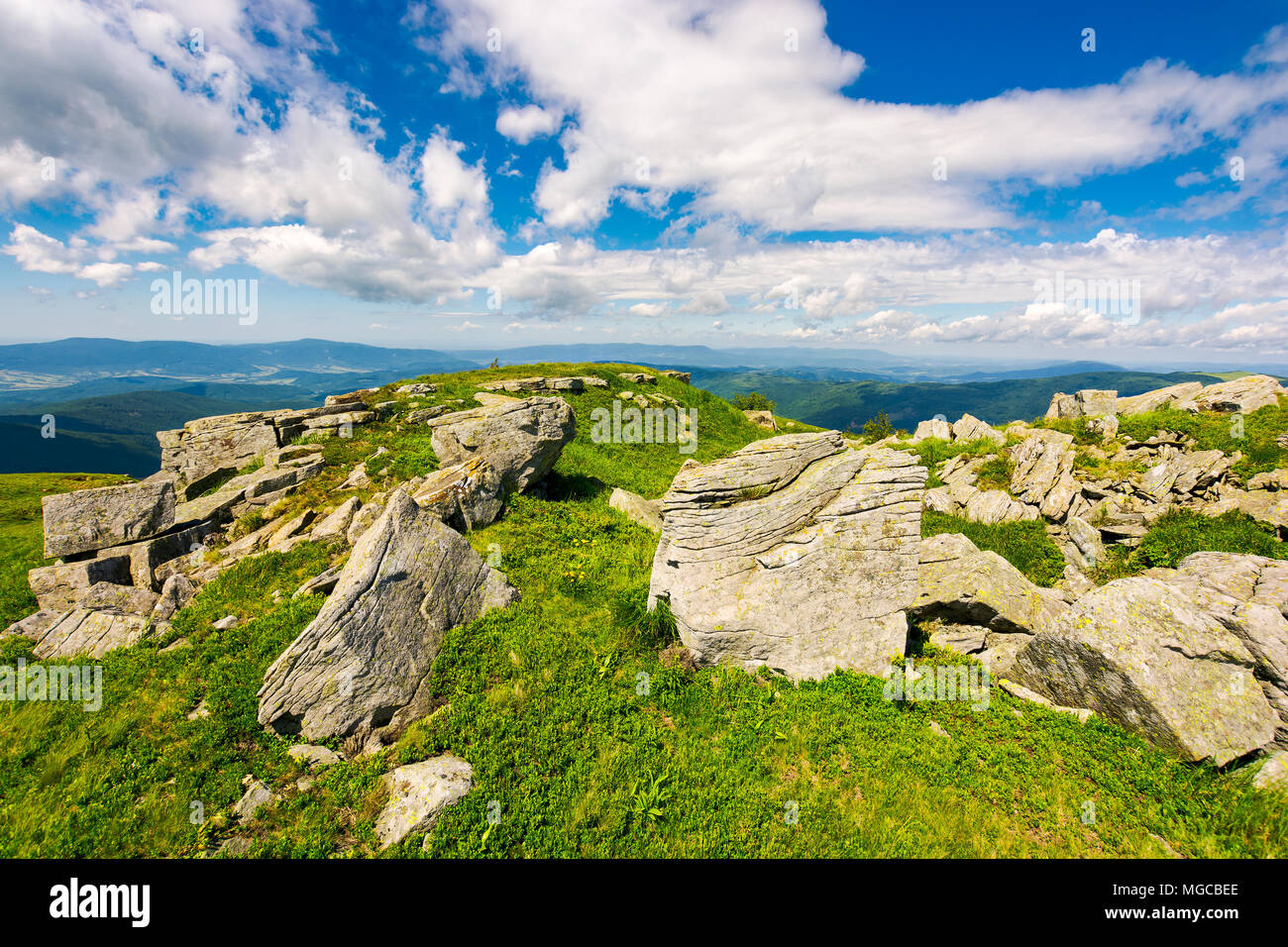 Enormi massi sul bordo della collina. bel tempo in estate paesaggio di montagna Foto Stock