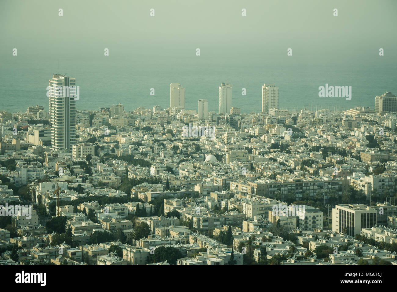 Vista aerea della città di Tel Aviv, Israele sul giorno nebuloso. Il mare Mediterraneo in background. Foto Stock