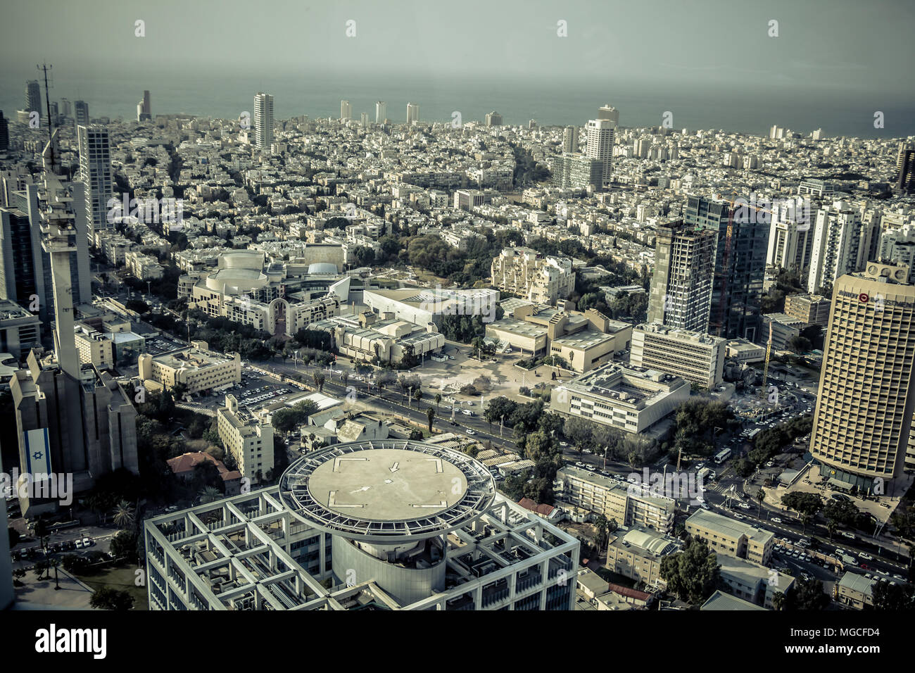 Vista aerea della città di Tel Aviv, Israele. Tel Aviv Museum e il teatro di Cameri al centro dell'immagine. Il mare Mediterraneo in backgroun Foto Stock