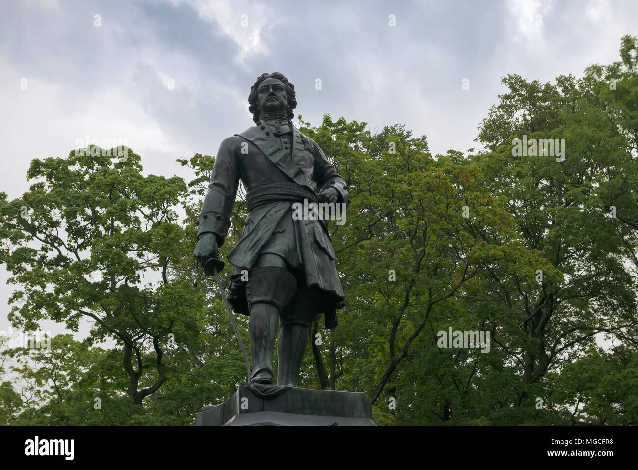 Monumento a imperatore russo Pietro il Grande a Cronštadt. Realizzati ed installati nel 1841 Foto Stock