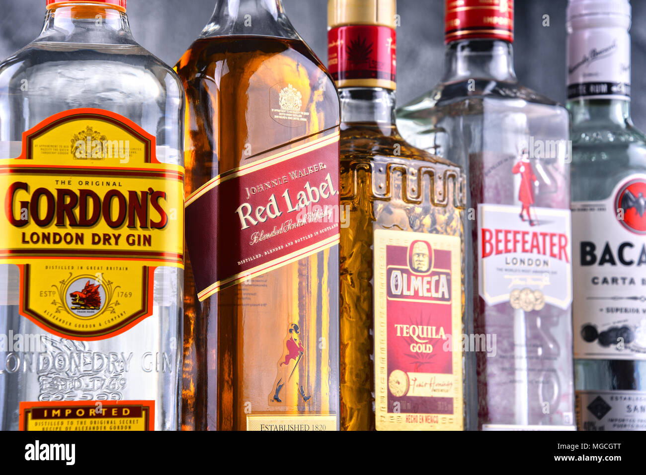 POZNAN, Polonia - Mar 30, 2018: bottiglie assortiti di global hard marche di liquori Foto Stock