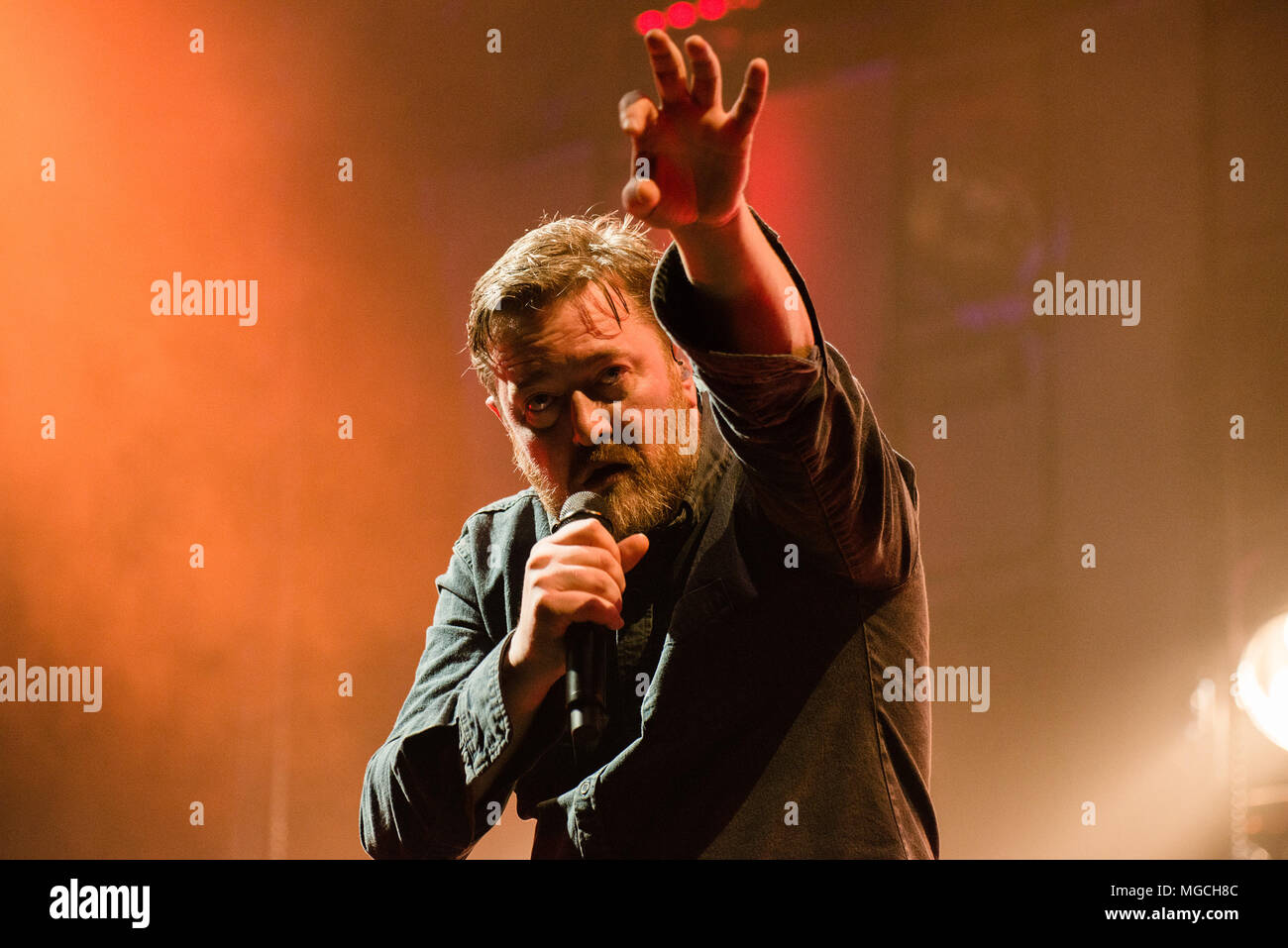 Guy Garvey dal gomito performing live a Leeds Arena, 11 aprile 2014 Foto Stock