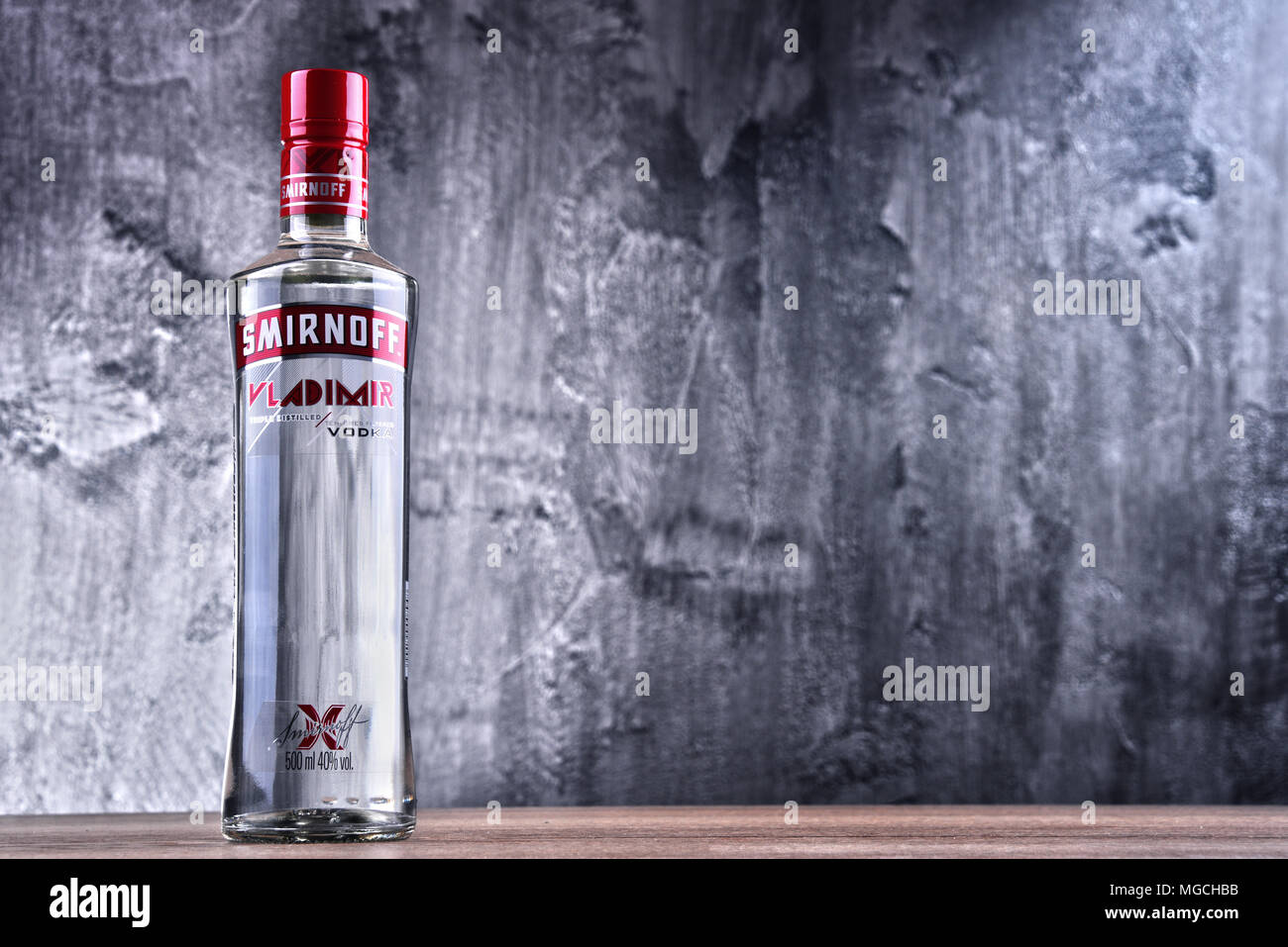 POZNAN, Polonia - Mar 30, 2018: Bottiglia di Smirnoff, una marca di vodka prodotta dalla società britannica Diageo. Fondata a Mosca da Pyotr Arsenievich SMI Foto Stock