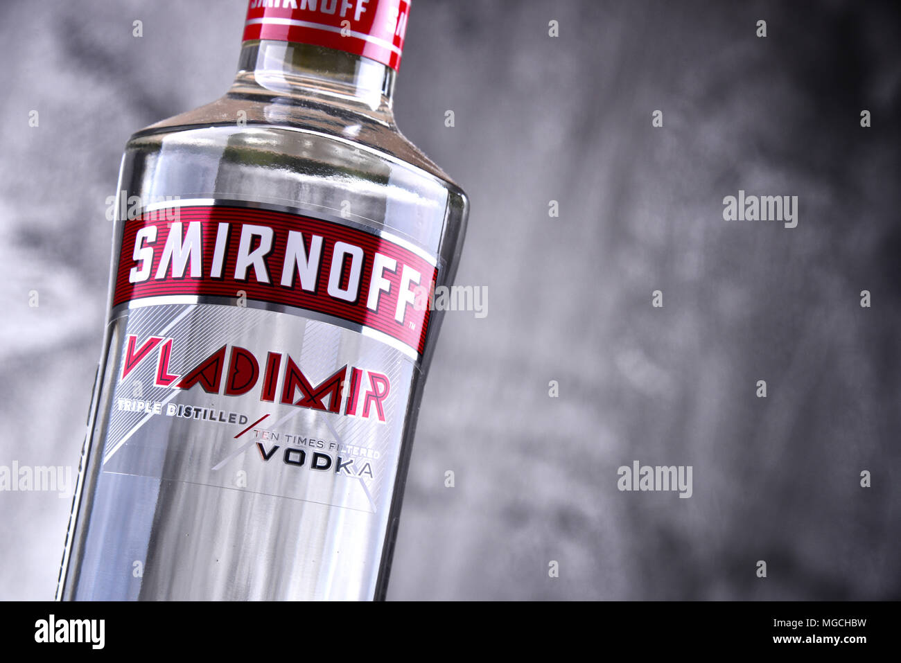 POZNAN, Polonia - Mar 30, 2018: Bottiglia di Smirnoff, una marca di vodka prodotta dalla società britannica Diageo. Fondata a Mosca da Pyotr Arsenievich SMI Foto Stock