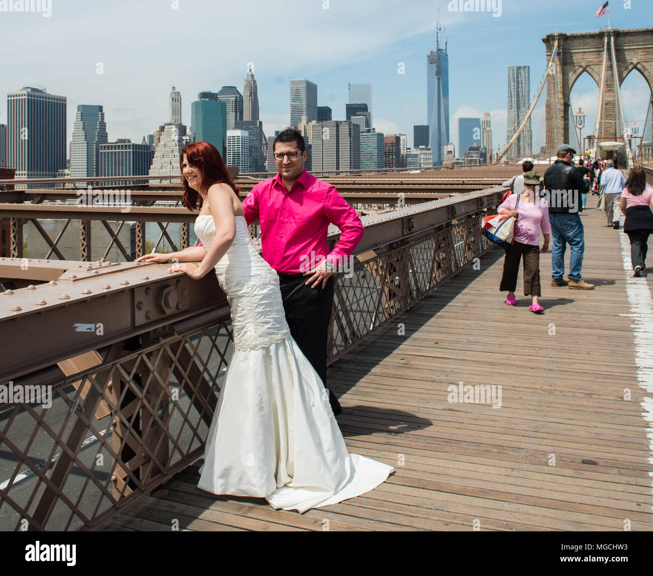 Coppia di novelli sposi, posa per foto sul ponte di Brooklyn, New York Cty, STATI UNITI D'AMERICA Foto Stock