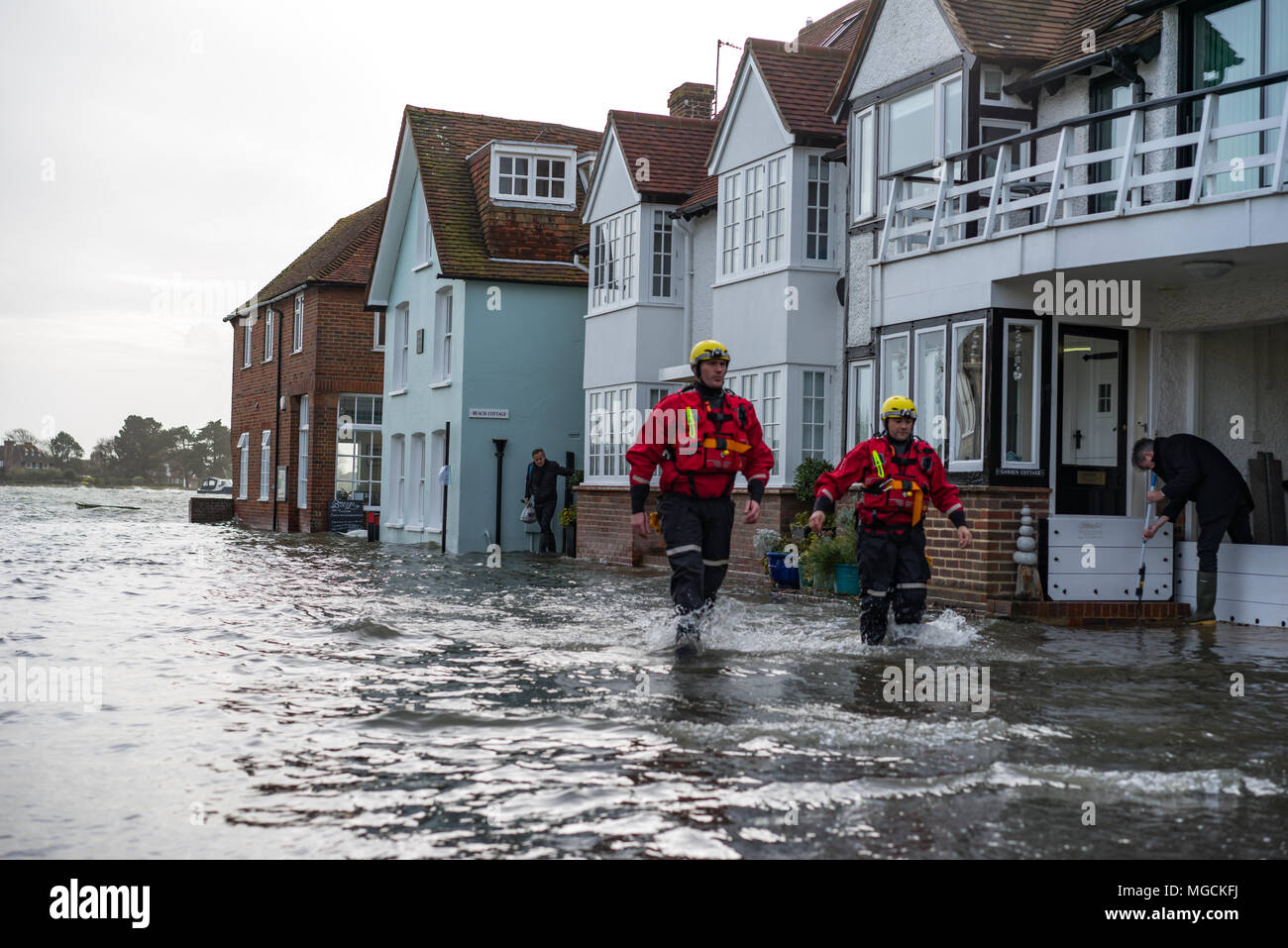 Alta Marea in Bosham nel Sussex, Inghilterra con ricerca e salvataggio case di controllo Foto Stock