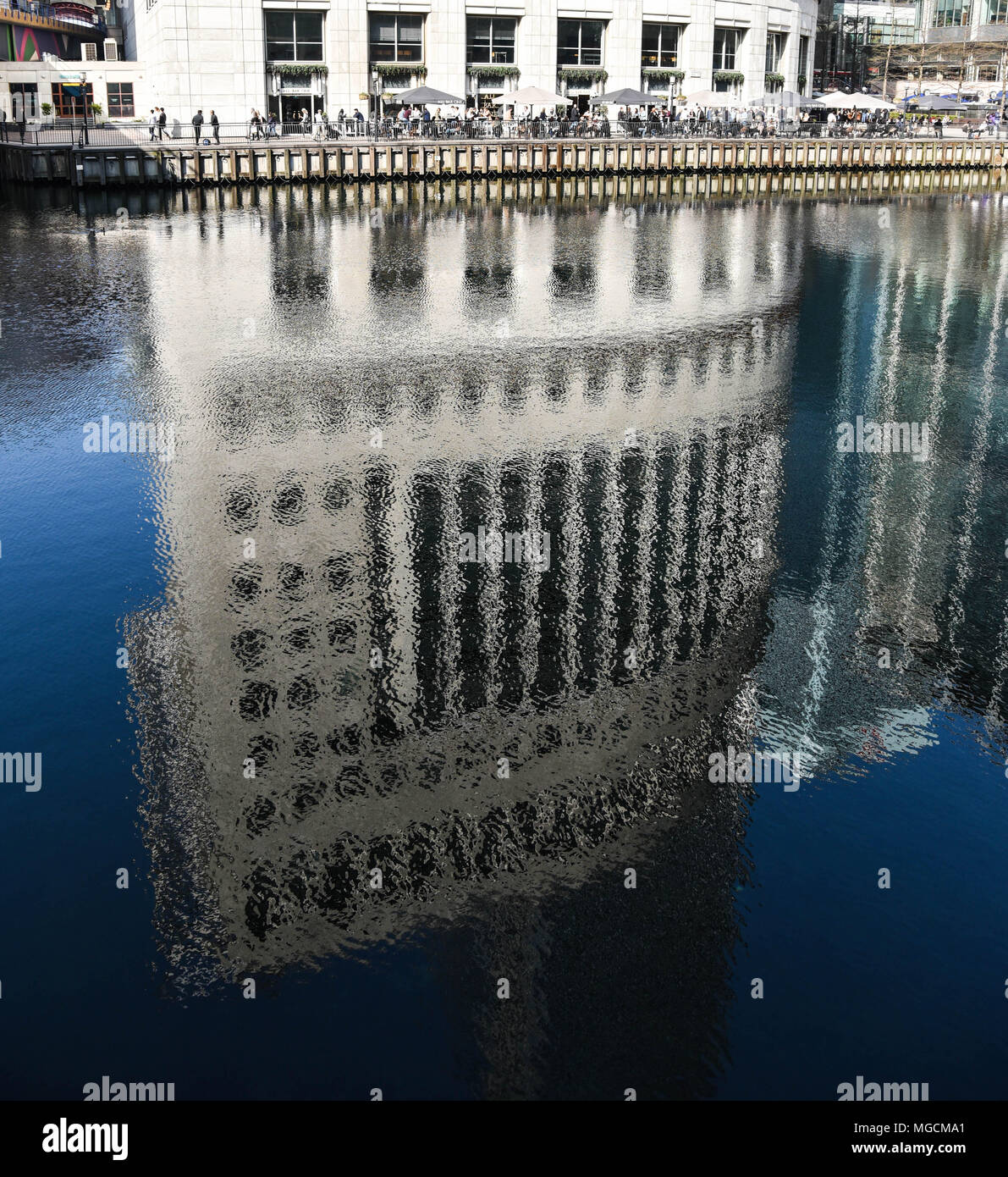 Un riflesso nell'acqua della città di Londra Foto Stock