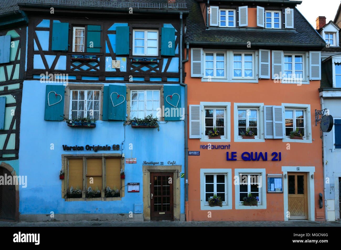 Negozi e le facciate colorate di le case con la struttura in legno, Colmar città, vino Alsaziano area, Alsazia, Francia, Europa Foto Stock
