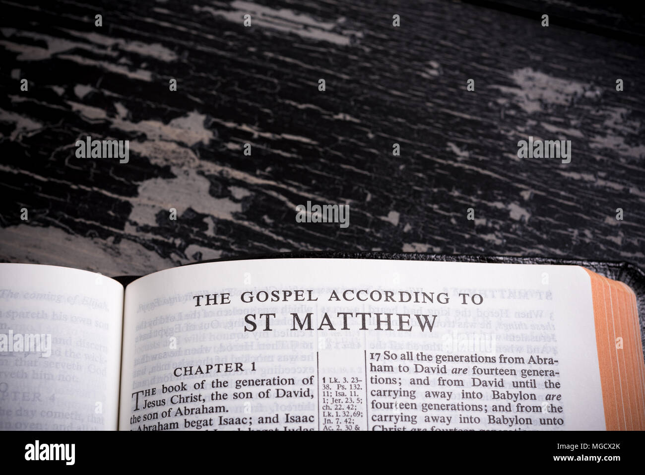 Il Re James la Bibbia (dominio pubblico) aperto all'inizio del Nuovo Testamento il libro del Vangelo di Matteo Foto Stock