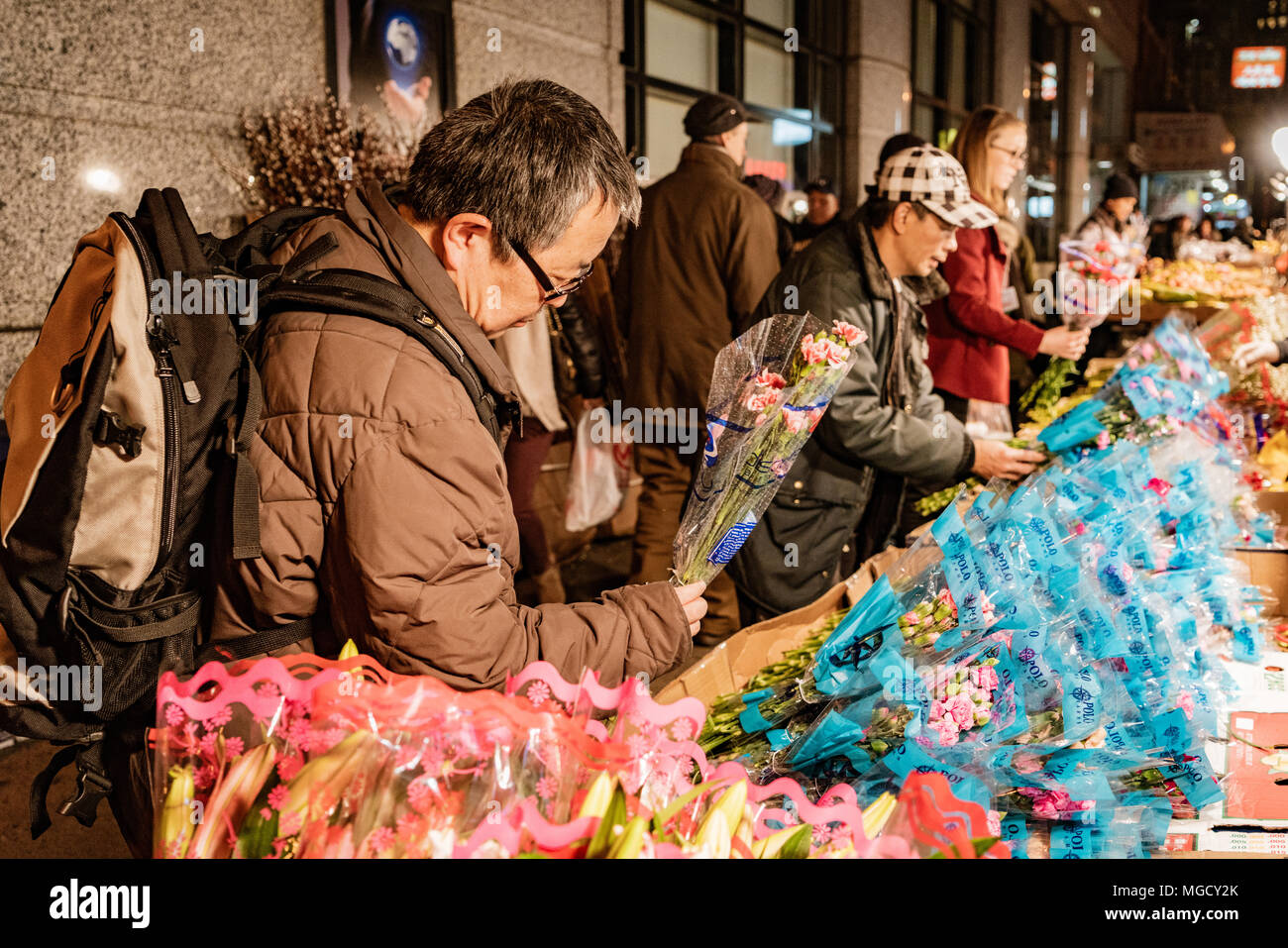 La città di New York New York, Feb 14, 2018: uomo acquista i fiori per San Valentino da venditore ambulante in New York City Foto Stock
