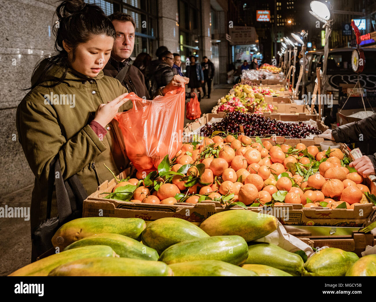 La città di New York New York, Feb 14, 2018: le donne acquistano frutta nella città di New York Foto Stock