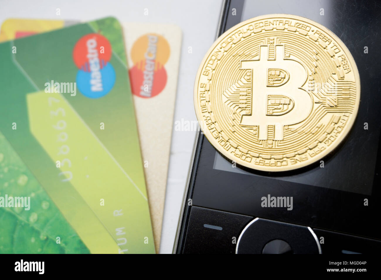 Russia - Berezniki il 9 Ottobre 2017 : immagine concettuale.Bitcoin carta di credito Telefono .gli investimenti il concetto di Finanziaria tecnologia Internet FINTECH. Foto Stock